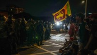 Tentara berjaga-jaga saat pengunjuk rasa meneriakkan slogan-slogan di lokasi kamp protes di luar Sekretariat Presiden di Kolombo, Sri Lanka, Jumat, (22/7/2022).
