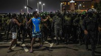 Rekaman video dari media menunjukkan tentara bersenjatakan senapan berusaha merobohkan kamp-kamp demonstran. Puluhan personel kepolisian ikut membantu dengan mengawasi situasi sekitar.