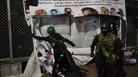 Pasukan keamanan Sri Lanka mencopot spanduk anti pemerintah dari lokasi kamp protes di luar Sekretariat Presiden di Kolombo.