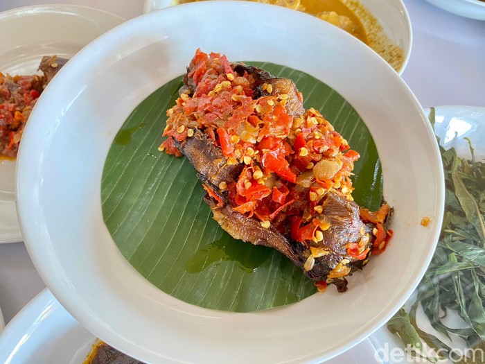 Payakumbuah: Lamak Bana! Ikan Salai dan Dendeng Batokok di RM Padang Arief Muhammad