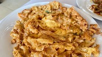 Pencinta telur dadar jangan lewatkan telur barendo (Rp 20 ribu). Dibuat dengan 2 telur bebek, rasa gurihnya begitu nikmat.