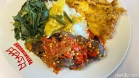 Pencinta nasi Padang jangan lewatkan mampir ke Payakumbuah! Kalau beruntung, kamu juga bisa bertemu Armuh lho!