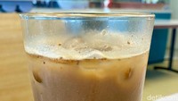 Kopi Milo (Rp 20 ribu) memadukan dua minuman favorit yaitu kopi hitam dan susu cokelat Milo. Rasanya manis pekat!  
