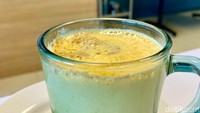 Lalu ada Teh Talua (Rp 10 ribu) yang merupakan minuman tradisional Sumatera. Dibuat dari teh hitam, telur ayam omega, dan susu kental manis.