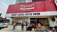 Payakumbuah berlokasi di Jl. Ciater Barat Nomor 98, Serpong. Menempati area SPBU, rumah makan ini gampang dikenali dengan papan penanda yang besar.