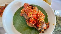 Ikan salai (Rp 12 ribu) yang dibawa langsung dari Sumatera Barat ini merupakan jenis ikan asap. Balutan bumbu balado di sini membuat rasanya sedikit pedas.