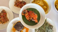 Beberapa menu khas Minang akan dihidang begitu tamu duduk di meja. Kalau mau cicip yang favorit, ada ikan salai, dendeng batokok, rendang, dan ayam bakar.