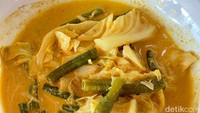 Makan nasi Padang tak lengkap tanpa pelengkap sayur kapau (Rp 10 ribu). Kuahnya santan encer dengan rasa gurih yang sangat ringan.