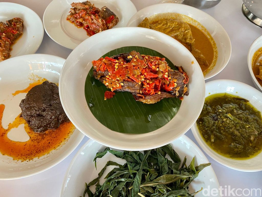 Payakumbuah: Lamak Bana! Ikan Salai dan Dendeng Batokok di RM Padang Arief Muhammad