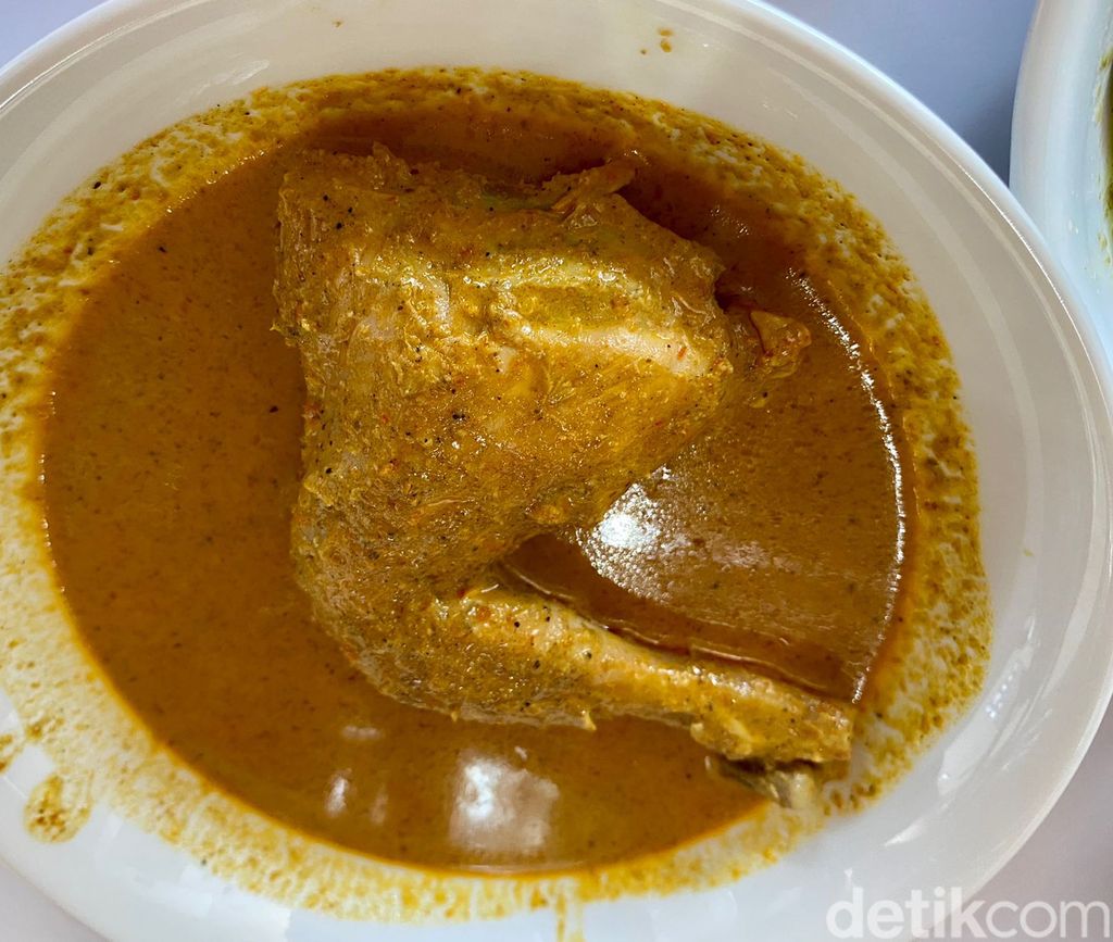 Payakumbuah: Lamak Bana! Ikan Salai dan Dendeng Batokok di RM Padang Arief Muhammad