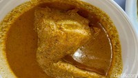 Ayam gulai ini bikin ngiler karena kental berwarna kuning pekat. Tekstur gulainya pekat dan berempah dengan rasa kemiri langsung tercecap begitu diseruput.