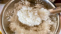 Keunikan Payakumbuah adalah pakai nasi berbahan beras Solok! Beras ini punya tampilan seperti beras pera yang bulirannya terpisah-pisah, namun teksturnya cukup lembut dan empuk ketika digigit.  