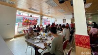 Sejak dibuka, Payakumbuah kerap ramai pengunjung. Seorang pegawai mengatakan pada detikfood, mereka bahkan bisa tutup dalam 2-3 jam saja karena lauk-lauk habis.  