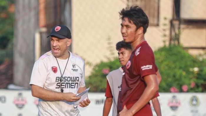 Pelatih PSM Makassar Bernardo Tavares memimpin latihan sebelum melawan PSS Sleman.