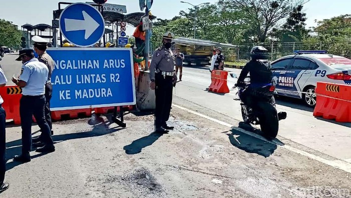 Pemasangan water barrier di sepanjang Jembatan Suramadu arah Surabaya-Madura untuk memisahkan sepeda motor dengan mobil.
