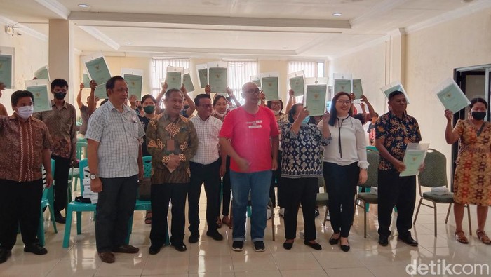 Pembagian sertifikat tanah kepada 50 warga oleh BPN Manado