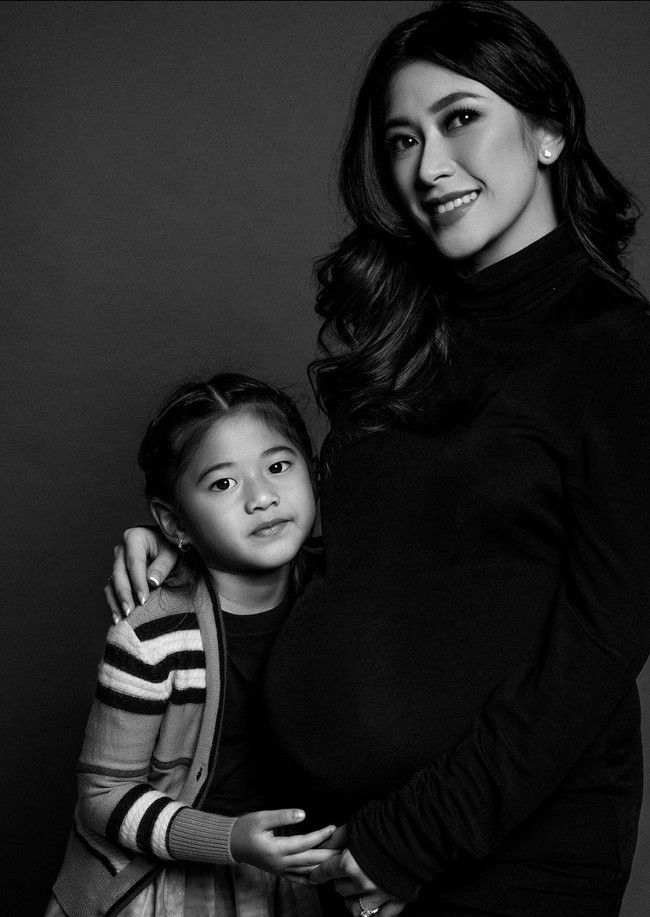 Maternity shoot sekaligus foto keluarga, kenapa tidak? Pemotretan kehamilan yang dilakukan Aliya Rajasa ini bisa kamu jadikan inspirasi. Foto: Instagram/@ruby_26