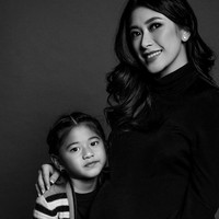 Maternity shoot sekaligus foto keluarga, kenapa tidak? Pemotretan kehamilan yang dilakukan Aliya Rajasa ini bisa kamu jadikan inspirasi. Foto: Instagram/@ruby_26