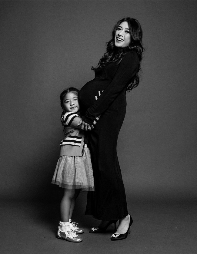 Di usia kehamilan 32 minggu, putri dari Hatta Rajasa ini menyempatkan pemotretan maternity bersama seluruh keluarganya.  Foto: Instagram/@ruby_26