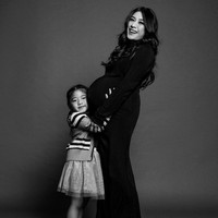 Di usia kehamilan 32 minggu, putri dari Hatta Rajasa ini menyempatkan pemotretan maternity bersama seluruh keluarganya.  Foto: Instagram/@ruby_26