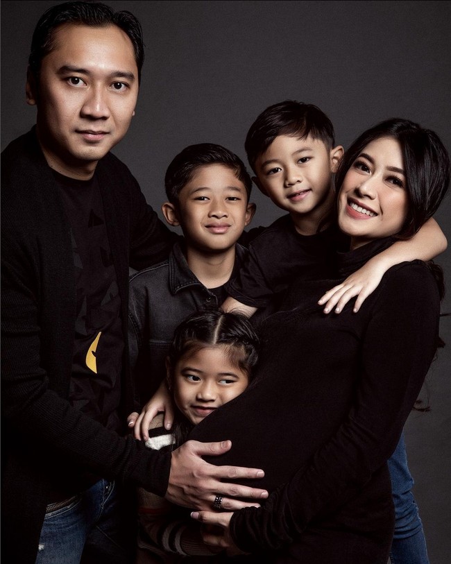 Potret keluarga lengkap Aliya Rajasa, Ibas dan ketiga anaknya. “They are my love story…,” tulisnya pada caption foto Instagram. Foto: Instagram/@ruby_26