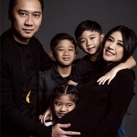 Potret keluarga lengkap Aliya Rajasa, Ibas dan ketiga anaknya. “They are my love story…,” tulisnya pada caption foto Instagram. Foto: Instagram/@ruby_26