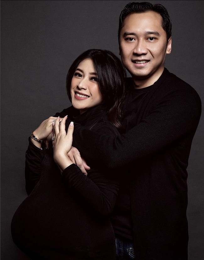 Mengenakan gaun panjang hitam, wanita 36 tahun ini tampil cantik dan memancarkan pregnancy glow. Pulasan makeup bernuansa cherry-mauve semakin mempercantik raut wajahnya. Foto: Instagram/@ruby_26