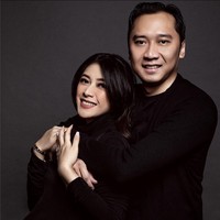 Mengenakan gaun panjang hitam, wanita 36 tahun ini tampil cantik dan memancarkan pregnancy glow. Pulasan makeup bernuansa cherry-mauve semakin mempercantik raut wajahnya. Foto: Instagram/@ruby_26