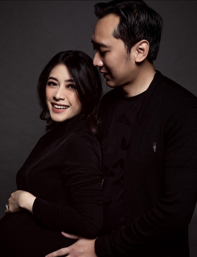 Kemesraan bersama sang suami, Edhie Baskoro Yudhoyono alias Ibas, juga diperlihatkan dalam pemotretan bernuansa warna hitam-hitam tersebut. Foto: Instagram/@ruby_26