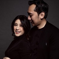 Kemesraan bersama sang suami, Edhie Baskoro Yudhoyono alias Ibas, juga diperlihatkan dalam pemotretan bernuansa warna hitam-hitam tersebut. Foto: Instagram/@ruby_26