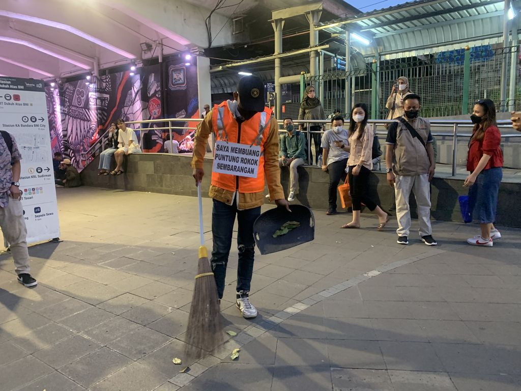 Penampakan penyampah yang dihukum menyapu di area Citayam Fashion Week, Dukuh Atas, Jumat (22/7/2022).