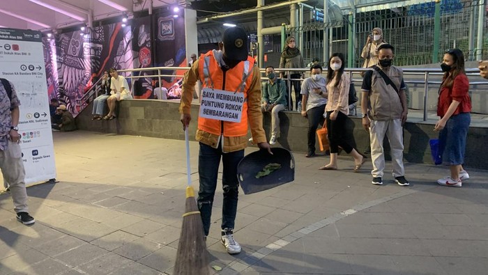Penampakan penyampah yang dihukum menyapu di area Citayam Fashion Week, Dukuh Atas, Jumat (22/7/2022).