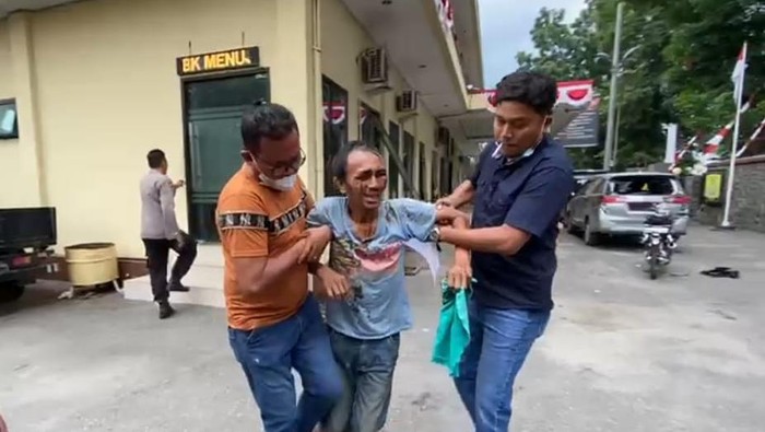 Salah satu pria yang mengaku mencuri mobil dihajar massa (foto: istimewa)