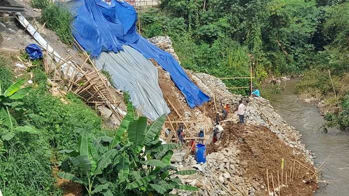 Pengerjaan proyek Tembok Penahan Tanah (TPT) di Jl Cilebut, Kota Bogor, Jumat (22/7/2022).