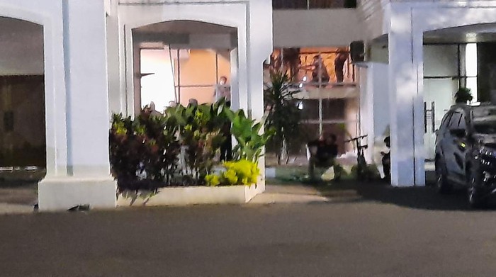 Peragaan tembak-menembak dalam pra rekonstruksi kasus Brigadir J Peragaan tembak-menembak dalam pra rekonstruksi kasus Brigadir J
