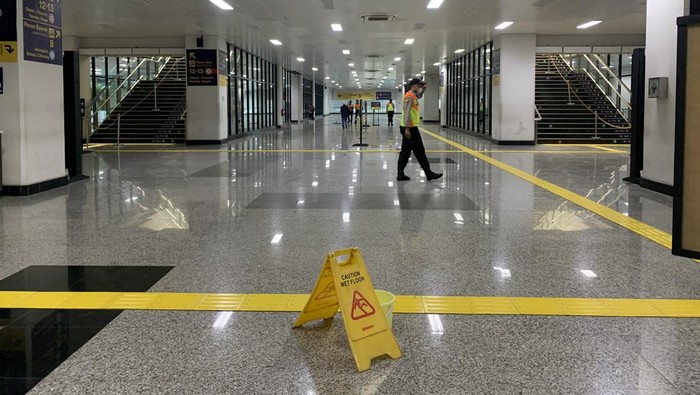 Perbaikan kebocoran di Stasiun Manggarai, Jakarta, Jumat (22/7/2022).