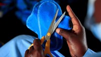 Sebuah kelompok masyarakat di pedesaan Zimbabwe membuat pembalut yang dapat digunakan kembali agar anak perempuan tidak bolos sekolah saat sedang menstruasi.
