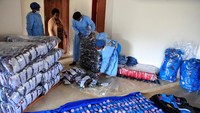 Kelompok tersebut, yang dijalankan oleh sukarelawan wanita, menjual pembalutnya kepada individu dan badan amal di seluruh Zimbabwe untuk dibagikan kepada siswi dan wanita rentan.