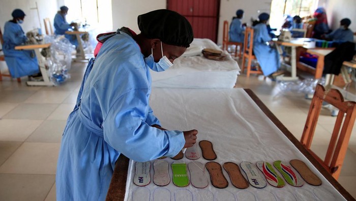 Perempuan Zimbabwe Bikin Pembalut untuk Bantu Siswi Tetap Sekolah Reusable sanitary pads are displayed inside a factory at Bonda Women Craft Centre, a reusable sanitary pads manufacturing company in Mutasa district, in Mutare, Zimbabwe, July 13,2022. REUTERS/Philimon Bulawayo