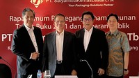 Dirut PT Satya Mitra Kemas Lestari Tbk (SMKL) Ang Kunardo, berfoto bersama Direktur SMKL Herryanto S. Hidayat, Direktur Hanafi Budiman dan Direktur Keuangan Tan Franco Agung, usai Rapat Umum Pemegang Saham Tahunan (RUPST) di Jakarta, Kamis (21/7/2022).