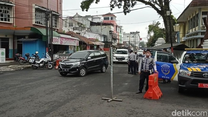 Petugas berjaga di jalan Pemuda Kota Tasikmalaya yang diubah jalurnya.