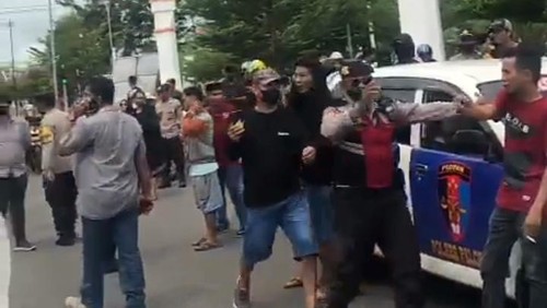 Petugas menghalau warga di Palopo