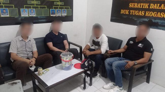 Petugas TNI AL menemukan foto-foto yang diambil ilegal oleh 6 orang diduga intelijen asing yang ditangkap di Nunukan, Kaltara. (dok Koarmada 2)
