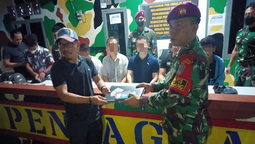 Petugas TNI AL menemukan foto-foto yang diambil ilegal oleh 6 orang diduga intelijen asing yang ditangkap di Nunukan, Kaltara. (dok Koarmada 2)