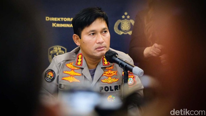 Roy Suryo ditetapkan sebagai tersangka kasus penistaan agama oleh Polda Metro Jaya. Dia terjerat kasus meme stupa Candi Borobudur yang diedit mirip Presiden Jokowi.
