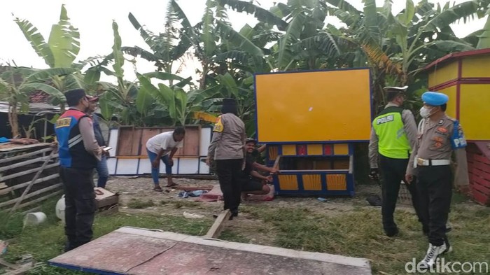 Polisi menurunkan kandang merpati di Surabaya