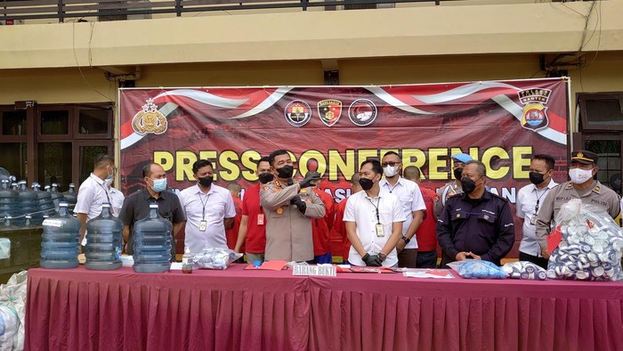 Polisi tangkap pengoplos air mineral galon di Cilegon, Banten.