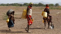 Wanita suku Turkana membawa jerigen saat mereka mencari air di desa Lorengo, Turkana Utara, Kenya, Selasa (19/7/2022).