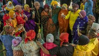 Tari Raego dilakukan secara berpasangan membentuk lingkaran. Upacara diakhiri dengan makan bersama di rumah adat bersama tetua adat dan warga.  