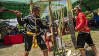 Para tetua adat kemudian memainkan tari perang Meuja dan tari Raego diiringi syair-syair tradisional berbahasa Uma kuno yang sudah tidak digunakan lagi dalam percakapan sehari-hari.  